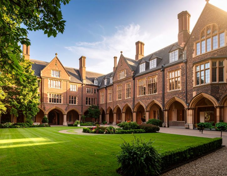 Finding Your Place at a UK University | A Communication Guide for East Asian Students